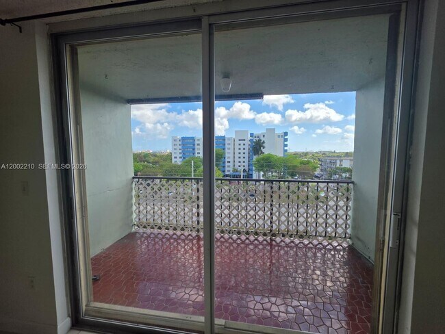 Foto del edificio - 5055 NW 7th St