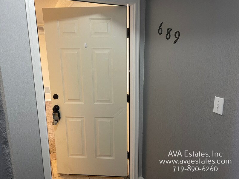 Foto principal - 689 E Laporte Dr