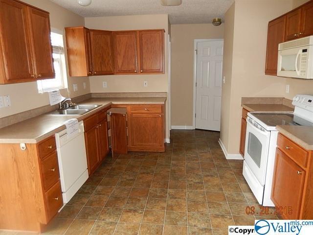 Building Photo - 123 Cloverwood Dr SW