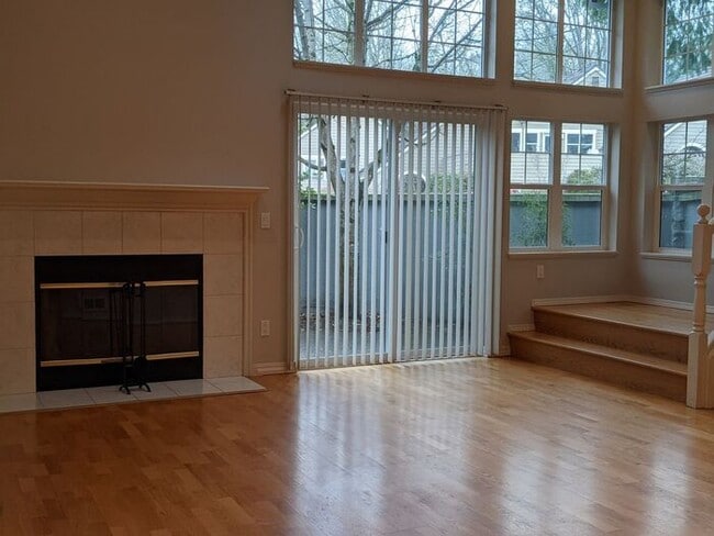 Building Photo - Modern Townhome in Beautiful Northwest Por...