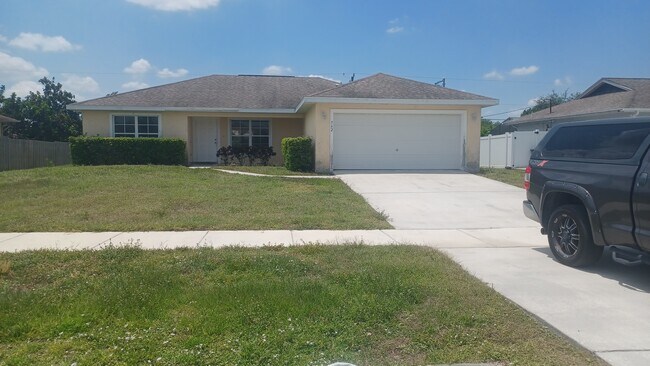 Building Photo - 762 NW Floresta Dr