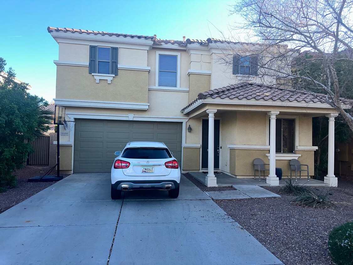 Foto principal - LARGE 4 BEDROOM HOME IN GILBERT