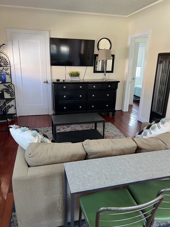 26 Claremont Ave, Long Beach, CA 90803 Condo for Rent in Long Beach