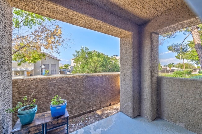 Foto del edificio - 8070 W Russell Rd