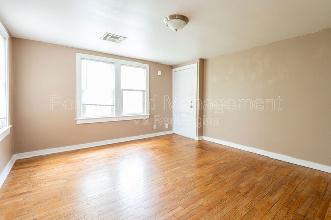 Building Photo - 302 S Poplar St