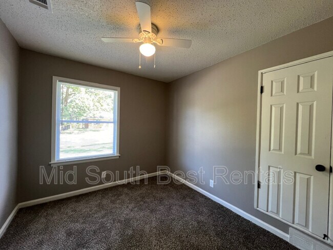 Building Photo - 1411 Rolling Hills Dr