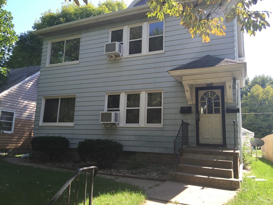 1011 E Central Park Ave, Davenport, IA 52803 Townhouse for Rent in