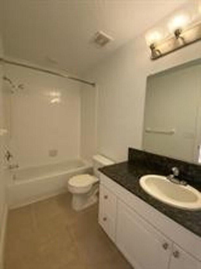 Building Photo - Kissimmee Townhome