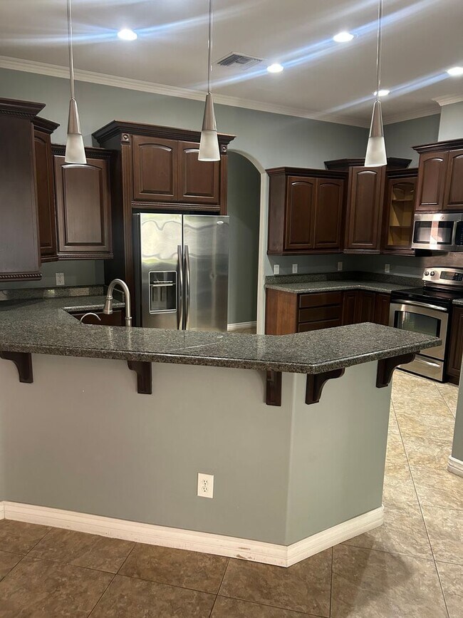 Foto del edificio - POOL HOME- MOVE-IN READY!