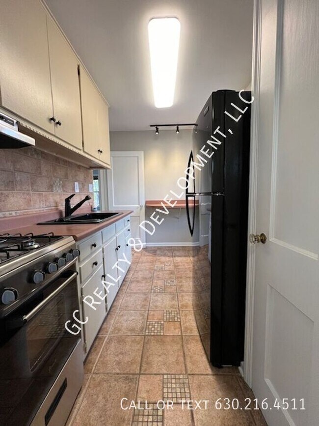 Building Photo - ***WALK TO DOWNTOWN ST. CHARLES / 1BDRM - ...