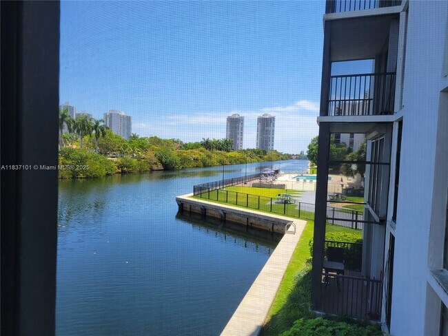 Foto del edificio - 3401 N Country Club Dr