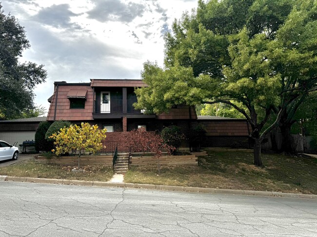 Building Photo - 2058 Owasso St
