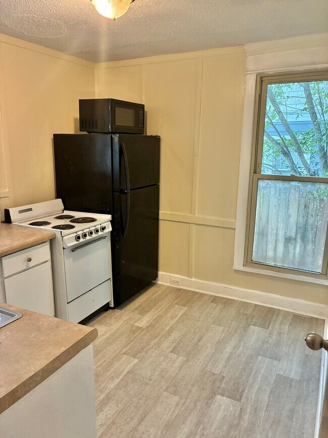 Foto del edificio - Charming 1BR Efficiency in Summerville Near Downtown & Hospitals