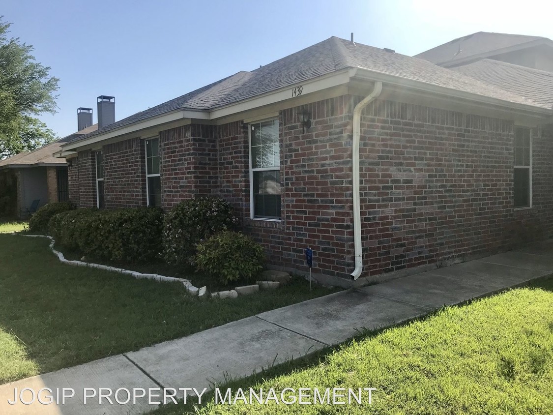Primary Photo - 1439 N Bluegrove Rd