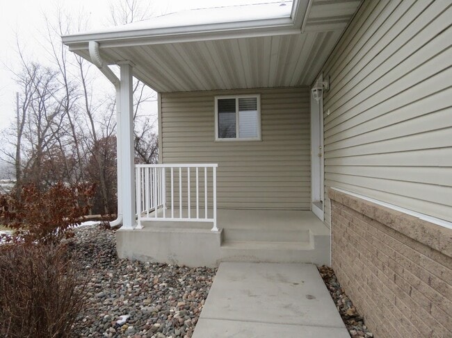 Foto del edificio - Exceptional END unit RAMBLER style town ho...