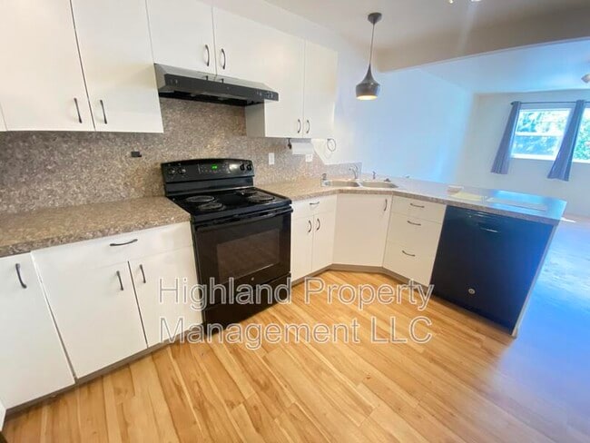 Building Photo - 910 NE Indiana St