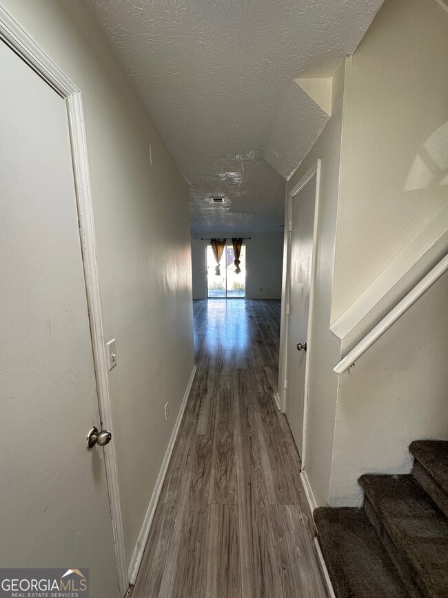 Building Photo - 2511 Pine Tree Trail