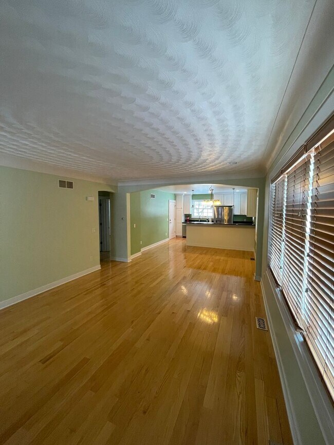 Foto del edificio - Sleek Updated Duplex close to walking trails!