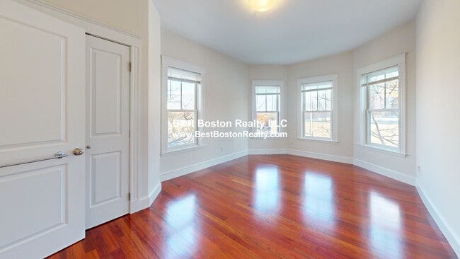 Building Photo - 156 School St