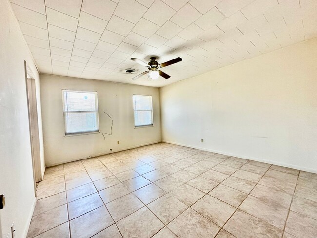 Building Photo - 1 Bedroom Apartment