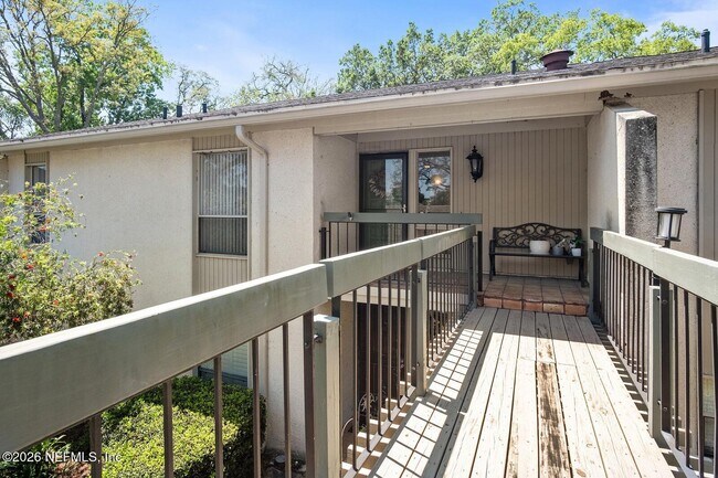 Foto del edificio - 8012 Hollyridge Rd