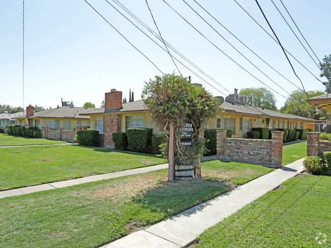 Foto del edificio - College Apartments