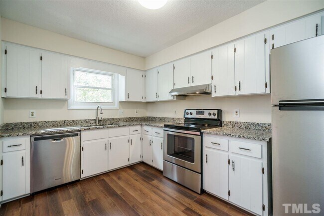 Nuevos electrodomésticos de acero inoxidable y granito. - 4702 Cornwall Plz