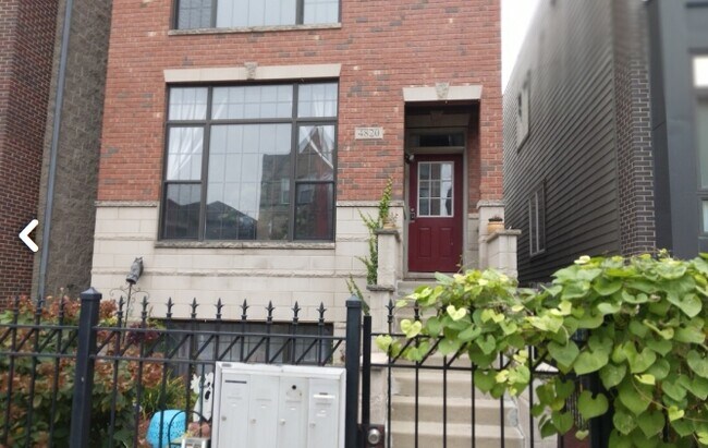 Puerta principal - 4820 S Champlain Ave