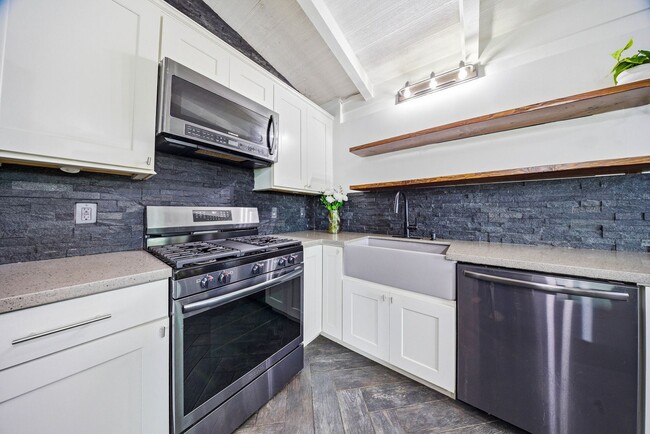 Building Photo - Fully Furnished 3 Bedroom 2 Bath Fully Renovated Home- Includes Utilities
