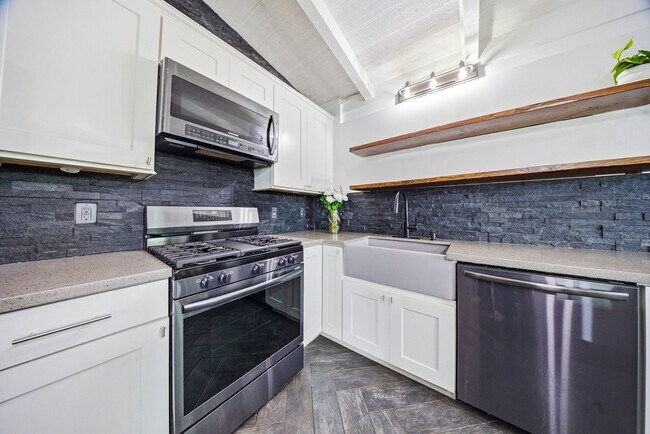 Foto del edificio - Fully Furnished 3 Bedroom 2 Bath Fully Renovated Home- Includes Utilities