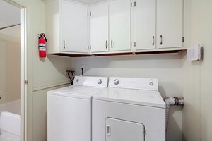 Building Photo - 810 Fairoaks Dr