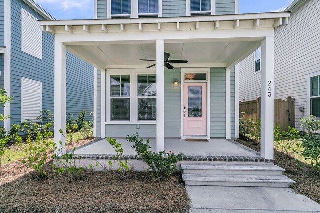 Building Photo - Beautifully Upgraded 3 Bedroom, 2.5 Bathro...