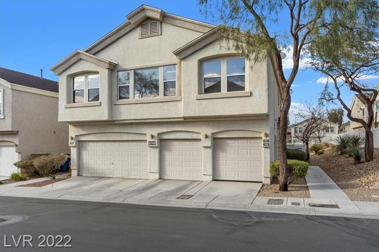 Primary Photo - Large Spacious 3 Bedroom Townhome with Com...