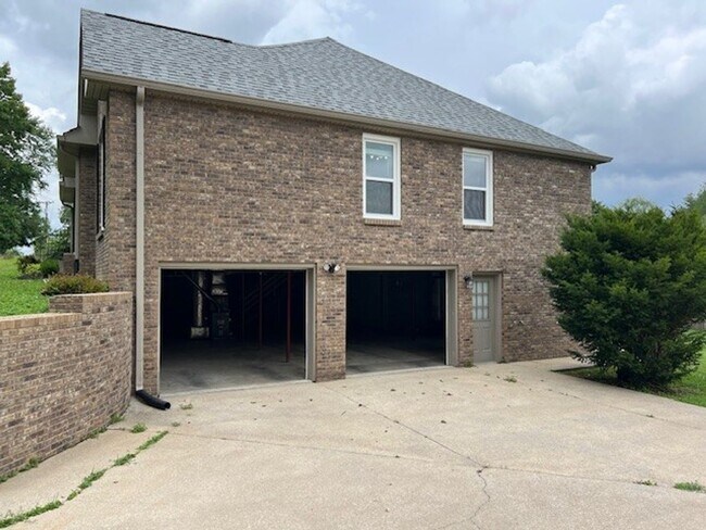 Foto del edificio - Beautiful Brick Home With 2 Car Garage