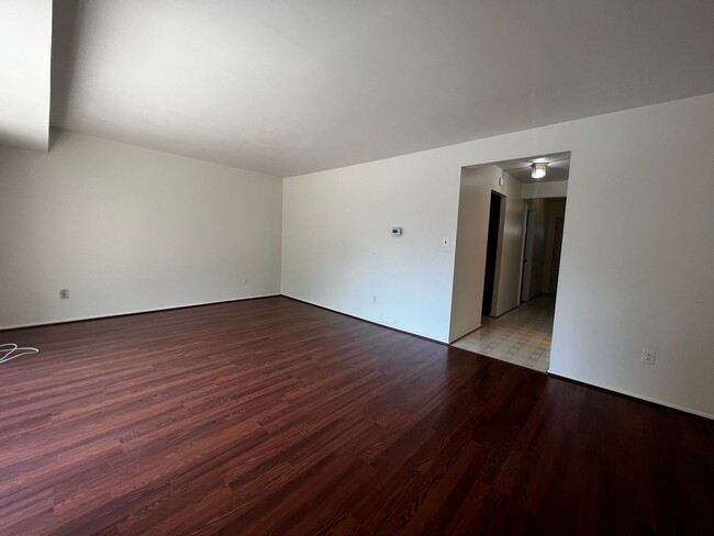 Building Photo - Cozy 3 BR & A Den/1 Full BA & 2 Half BA 2-...