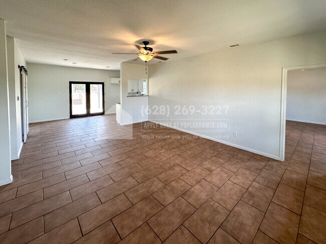 Building Photo - 800 Double File Trce