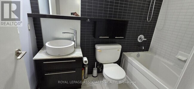 Photo du bâtiment - 21A-2221 Carlton St.
