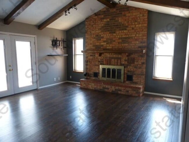 Building Photo - Spacious 3 bedrooms 2 baths home with 2 car garage