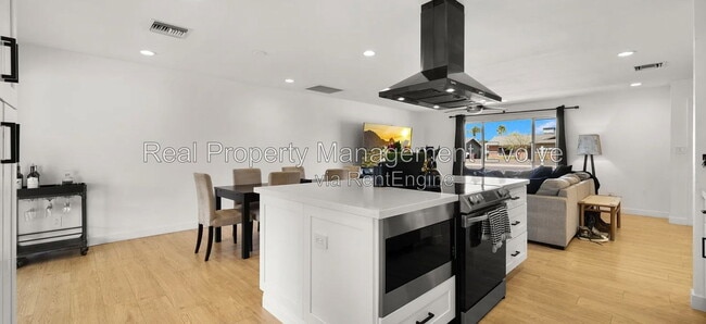 Building Photo - 8631 E Jackrabbit Rd