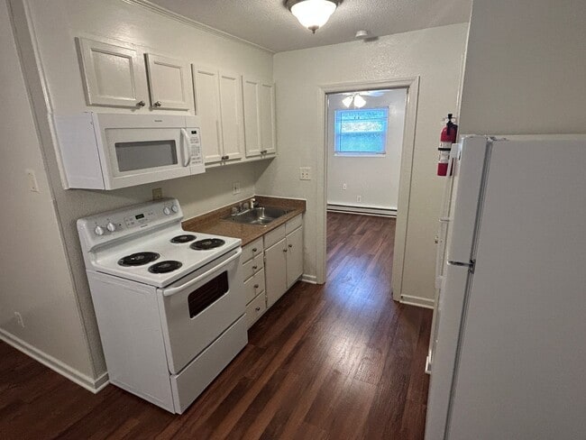 Interior Photo - 1216 W Chapel Hill Rd