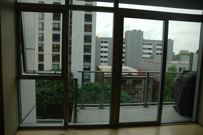 Great balcony with grill - 1221 SW 10th Ave