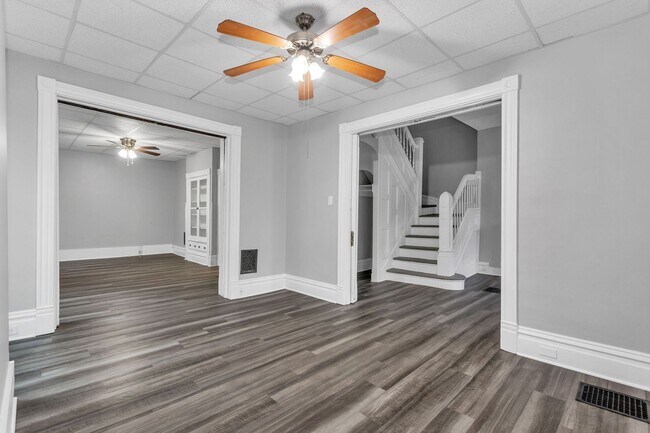 Foto del edificio - 5 bed 2 bath - completely updated top to b...