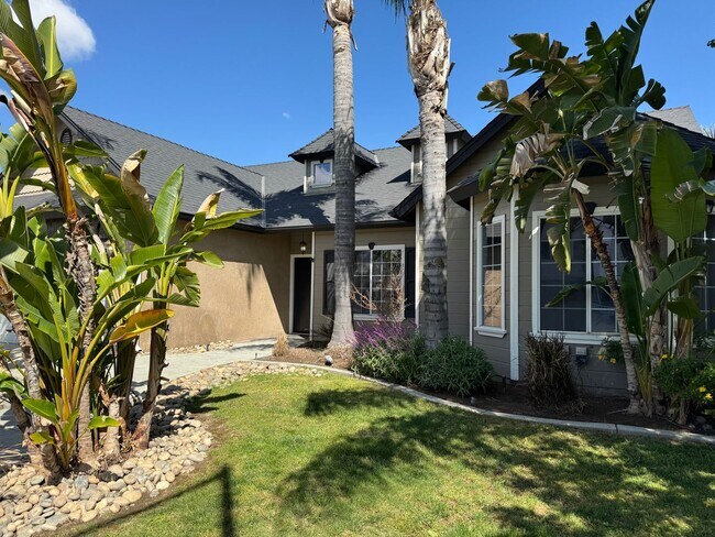 Foto del edificio - Gorgeous 3 bd. & 2 bath Home with a pool i...