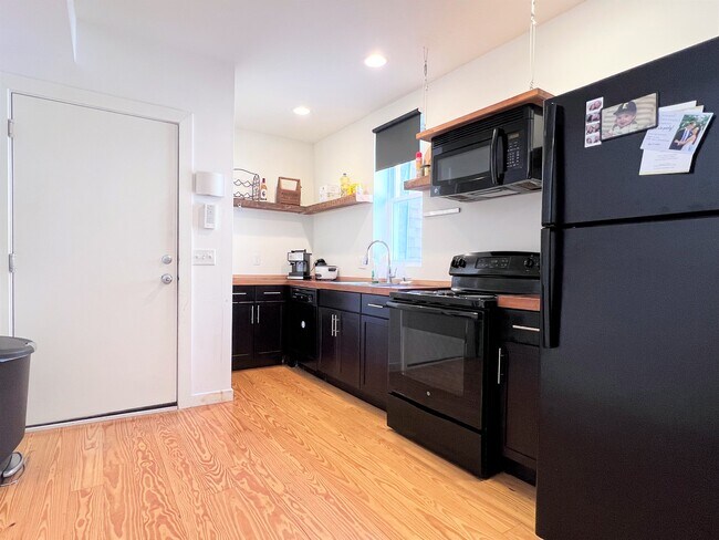 Building Photo - 2623 W Girard Ave