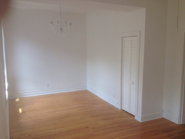 Building Photo - 4747 N Kenmore Ave