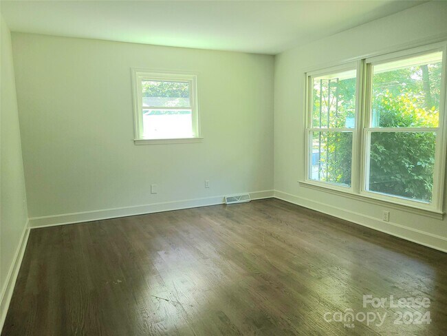 Foto del edificio - 5117 Greenbrook Dr