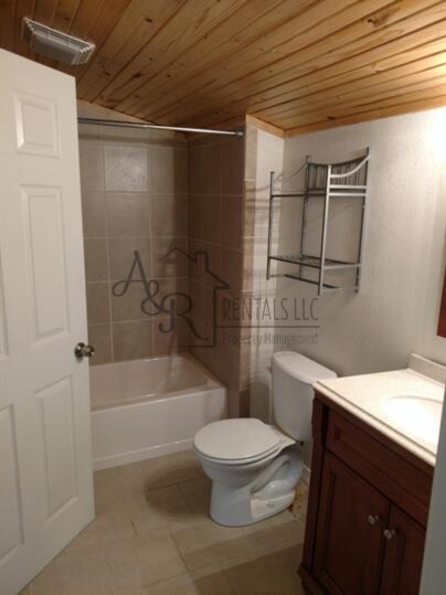 Building Photo - 2005 S Locust St