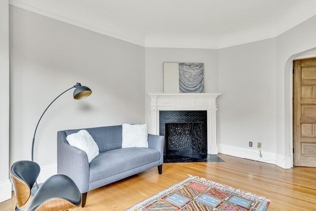 Building Photo - 242 Beacon St