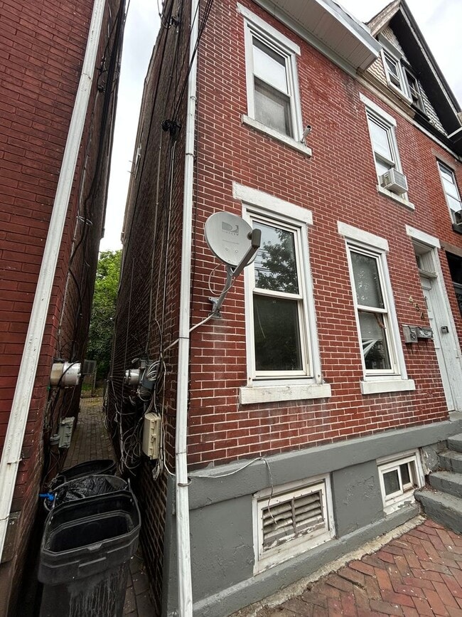 Building Photo - 454 W Hanover St