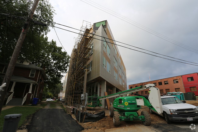 Foto del edificio - Residences At Thayer Avenue